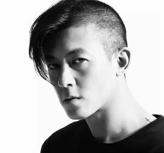 这这个 7 秒视频里,陈冠希几个表情,要 会 吹 后 梳 高 角 度 under