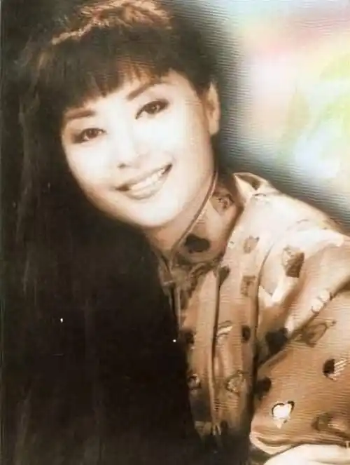 歌唱家殷秀梅:结婚当天就后悔,分手后42岁嫁国外贵族,被宠24年_姜昆