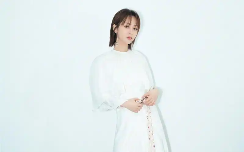 杨紫白色礼服长裙优雅活动照