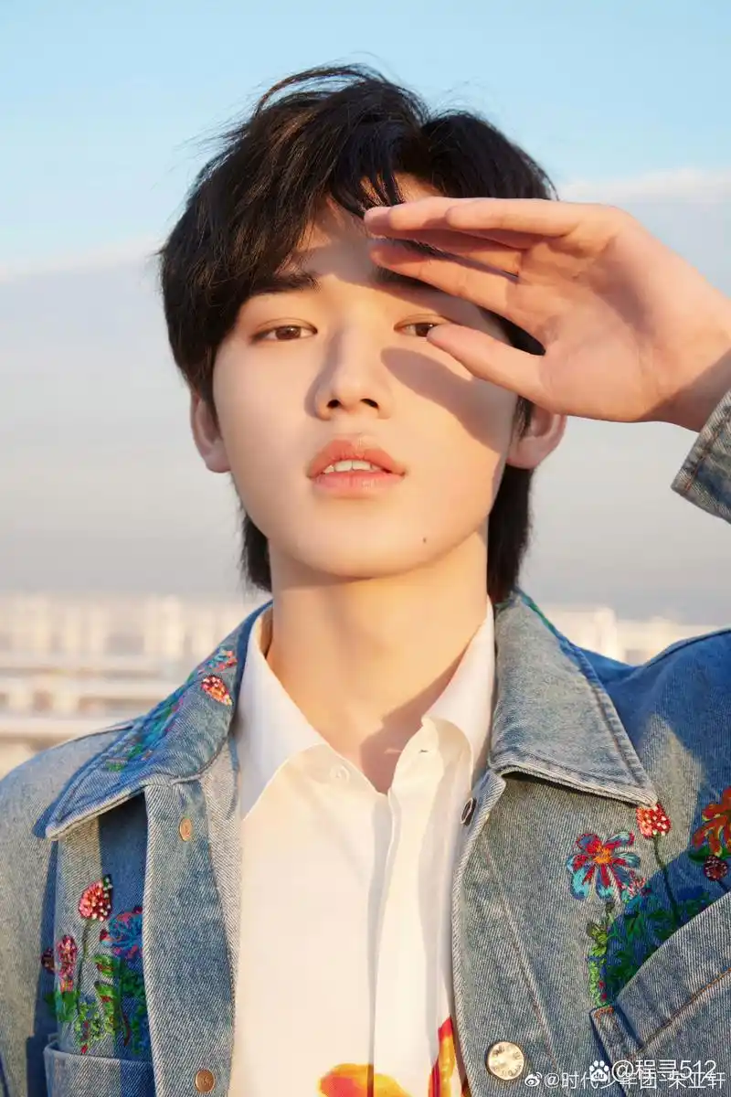 今天是蓝色的亚轩～ #宋亚轩# #颜值# #时代少年团# #神仙颜值# #少年