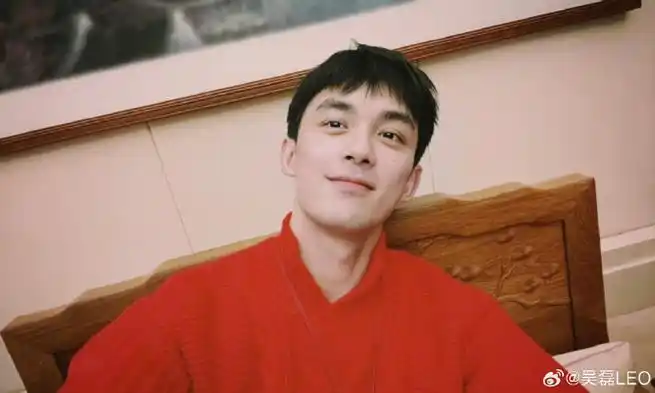 吴磊晒红毛衣自拍#磊磊红毛衣自拍 对我眼睛很好