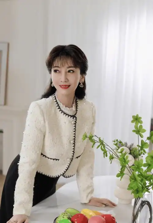 70岁赵雅芝晒居家照,身姿挺拔曲线傲人,身材样貌看起来只有40岁_生活