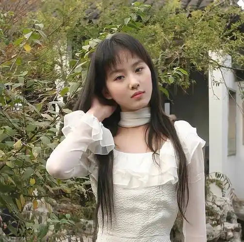 网友考古17岁的刘诗诗,少见的齐刘海造型,气质清冷,青涩又美丽_娱乐