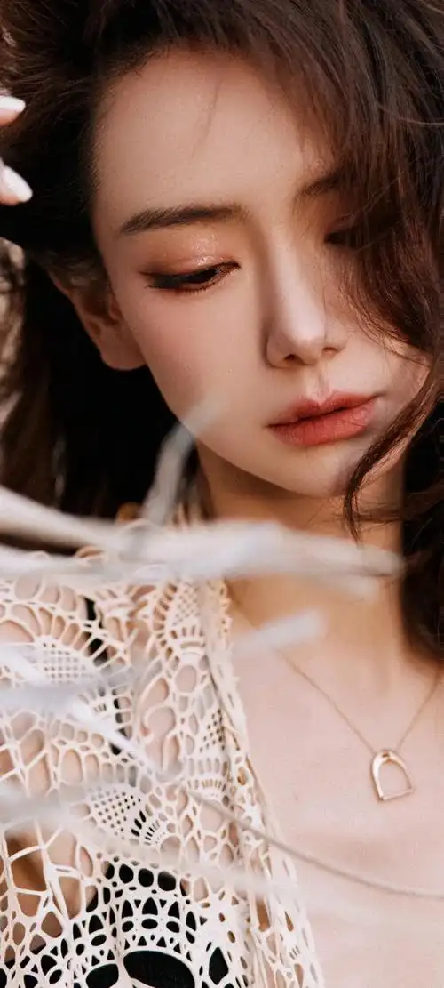 美女系列壁纸第1143期——戚薇风采闪耀2024