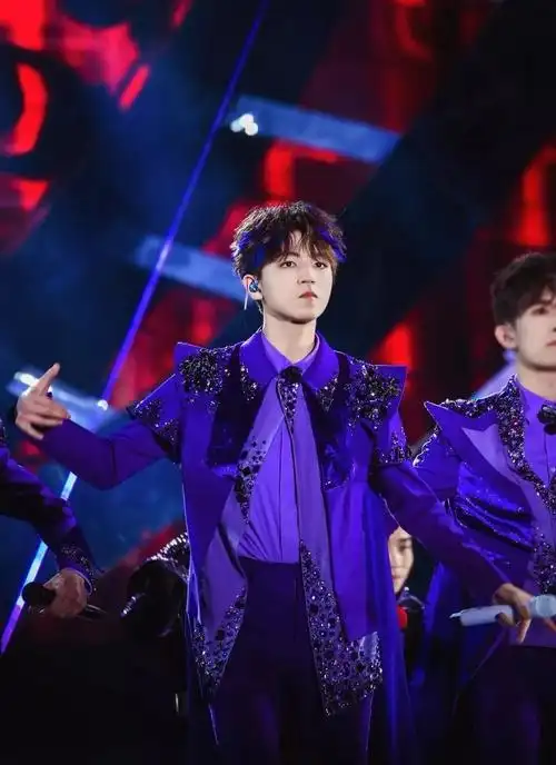 王俊凯为演唱会染紫色头发,现场自弹自唱燃爆全场
