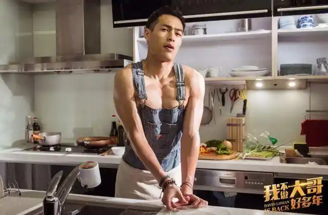 到了《寒战2》,杨祐宁的腹肌和犀利眼神,意外成为热门话题甚至2017年