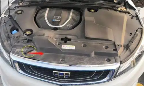 第二道锁开启 面向车站在车头前部,用右手将引擎盖抬起一条缝,用左手