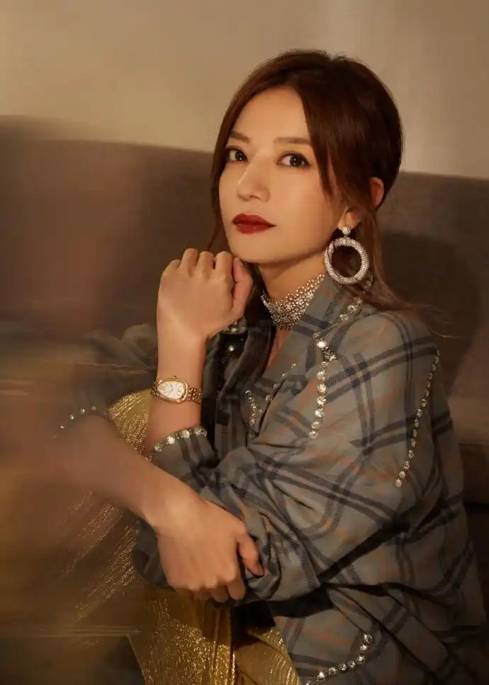 简介:赵薇鎏金连体衣时尚优雅写真图片,分享一组赵薇图片给大家,图中