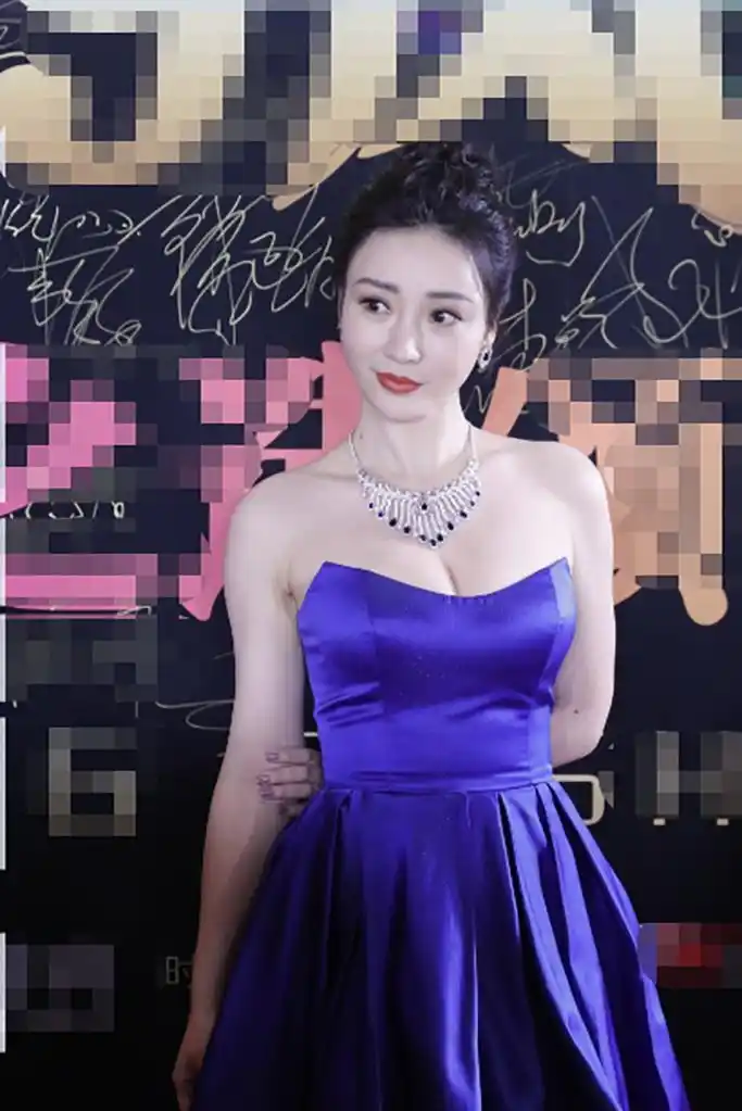 39岁柳岩的性感之路抹胸裙穿上瘾身材有料就是任性