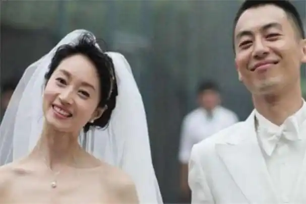 《快乐大本营》上,好像是何炅让朱亚文去展示一下他的力量,抱起了吴昕