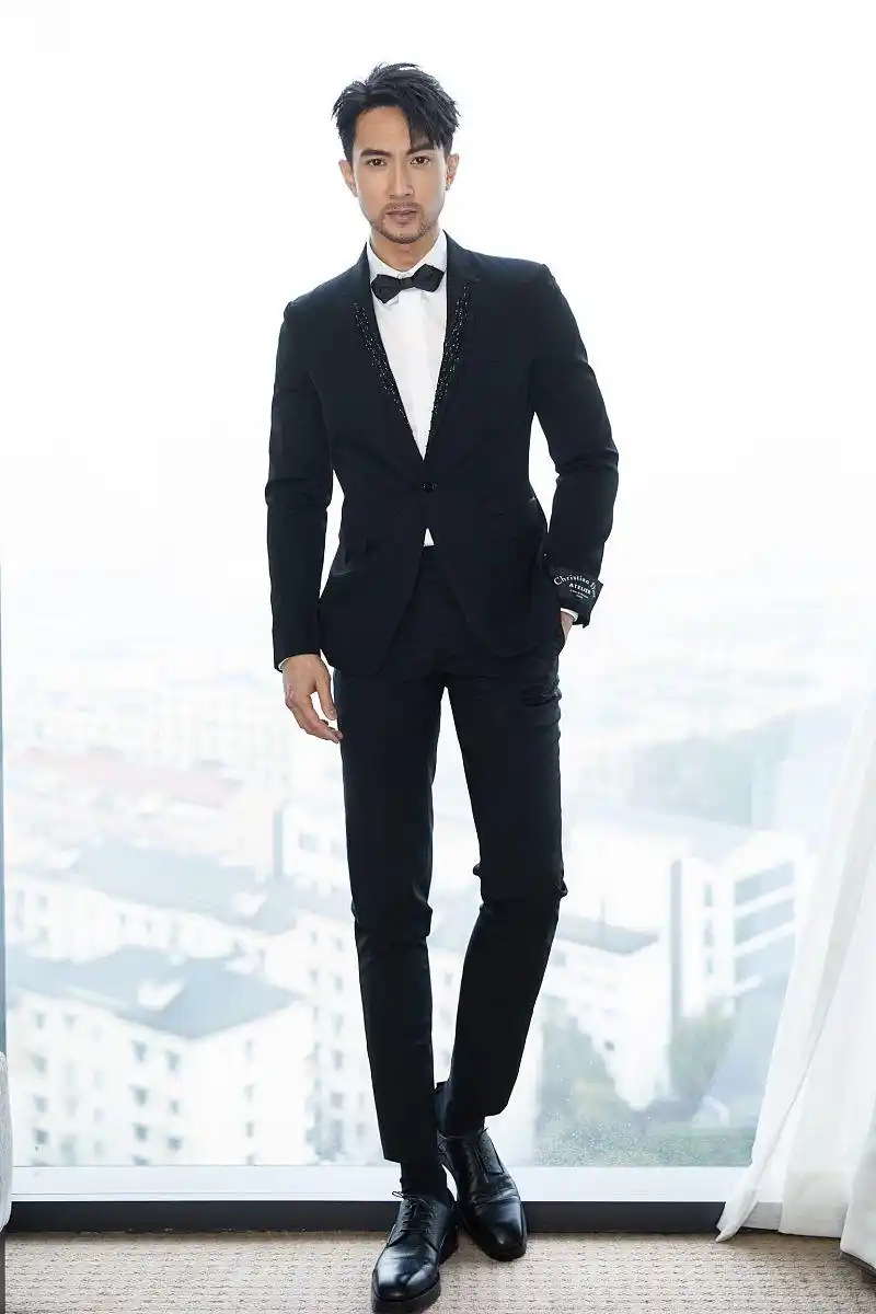 经典简约的黑白西装极具型男魅力,染回黑发后更显成熟男人味