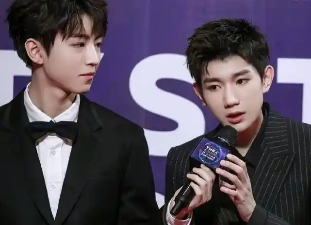 原创王源和王俊凯发糖,点赞粉丝p图合照,对视很甜凯源是真的_视频