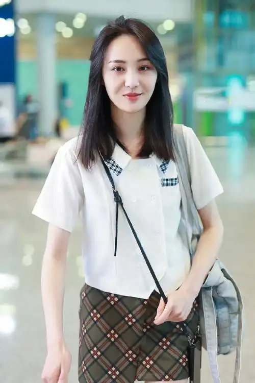 不爱浓妆艳抹的郑爽现街拍,夏日清爽穿搭酷似学生妹! - 美购会