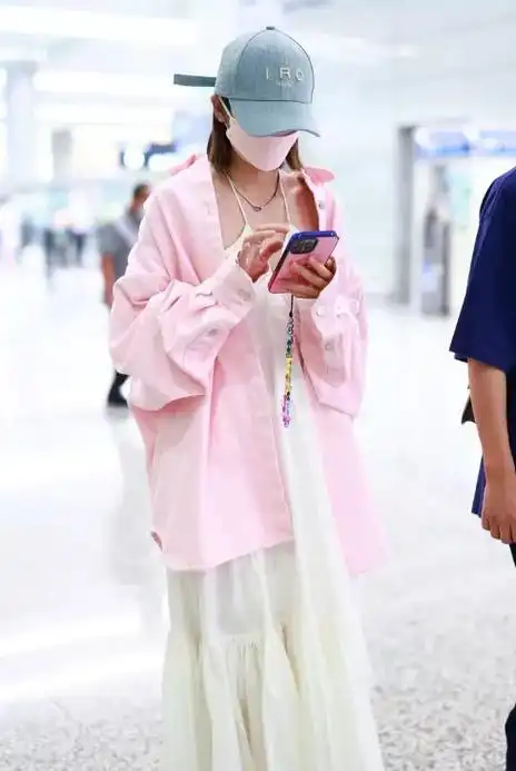 唐艺昕机场秀时尚魅力白色吊带裙减龄又靓丽