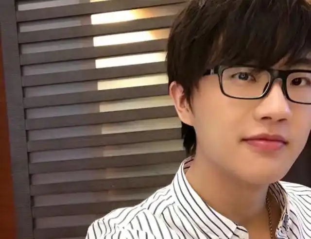 "过气男歌手"许嵩机场冷漠脸摆架子,任保镖用激光笔照射粉丝?