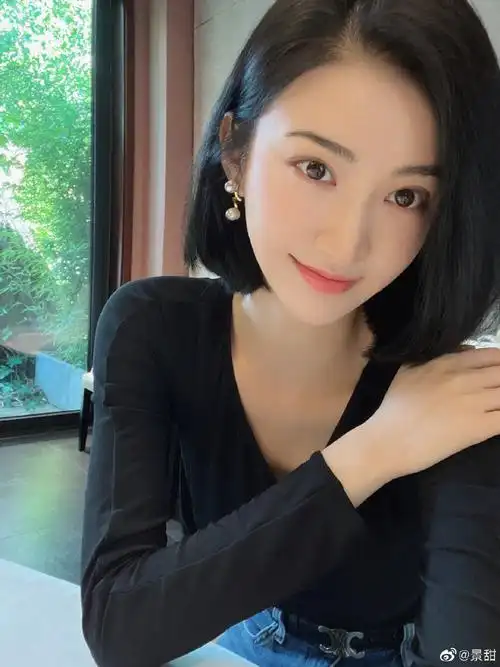 景甜分享四宫格自拍#景甜怼脸自拍四宫格,甜甜的锁骨是真实存在的 ??