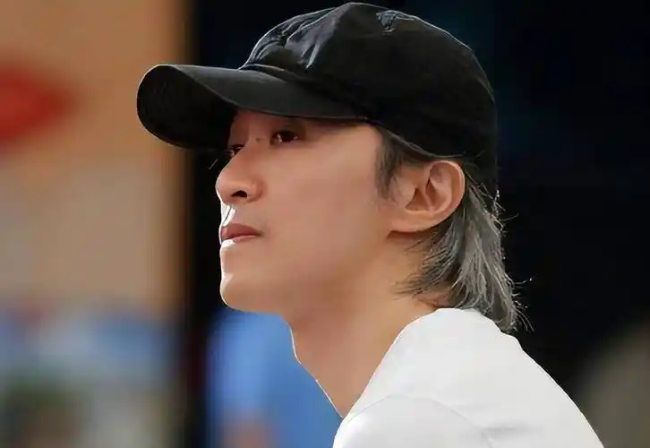 60岁周星驰近照罕见流出,颜值回春似小伙,网友:老了也是靓仔!