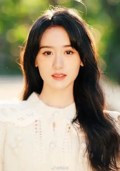 袁冰妍,内娱找不到第二个了,她不属于可爱那一挂的,但是卖起萌来又很