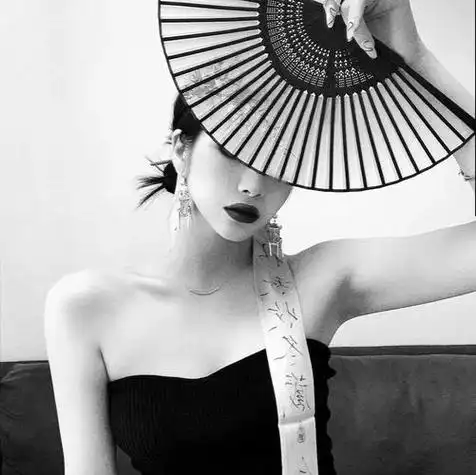 超级好看的黑白高冷女生头像