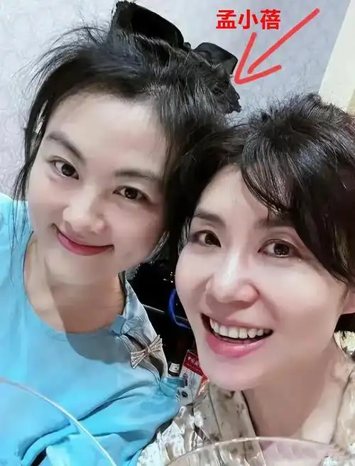 李健妻子罕露面44岁颜值惊艳清华社会学博士妥妥的学霸级美女