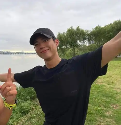 朴宝剑喜欢雨天跑步,秀出肌肉外观健硕,韩国遭受暴雨也坚持跑步_降雨