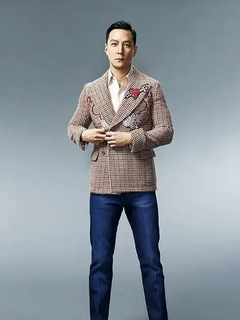 吴彦祖罕见晒照颜值不在穿三件套太质朴眉毛光秃秃还没长出来