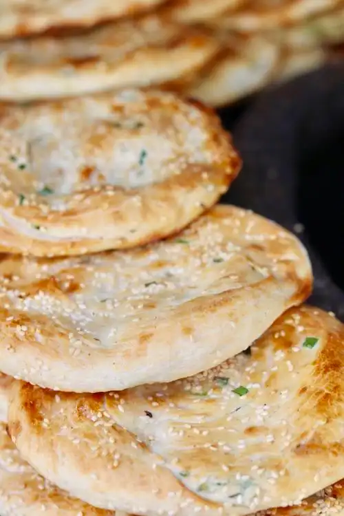 大饼作为上海早餐四大金刚之首,是最正宗的传统早餐之一.