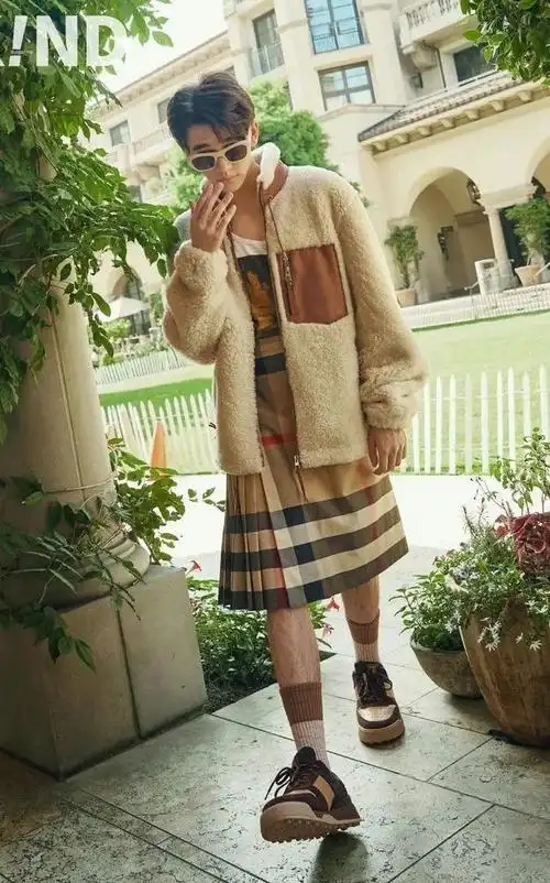 韩国时尚圈变味了?男爱豆穿裙子亮相红毯?网友:比我穿还好看