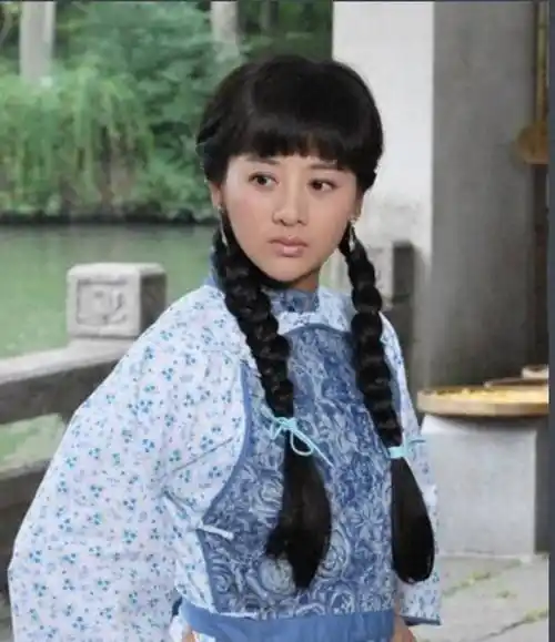 43岁小李琳更新状态:度假照一出来,看看谁敢自称"杜冰雁"_花轿_黄毅