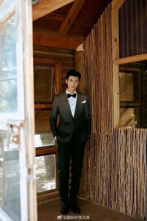 今天张云龙出席中国电影华表奖look,渐变灰色的西装,俊朗挺拔的身