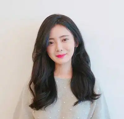 做成偏分蓬松的内扣直发造型,韩式优雅清爽的女孩子烫发发型,与白衬衫