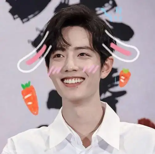 而且他笑起来的时候两颗牙齿像极了一只可爱的小兔子,因此"肖兔子"成