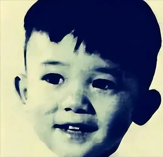 因为父亲的种种不良行为,母亲天天和他吵架,据梁朝伟回忆说,他的童年