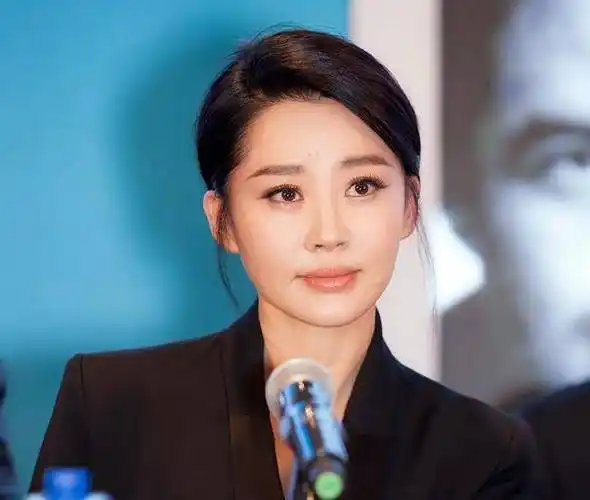 许晴晒怼脸素颜自拍照脸上没有皱纹看不出51岁不愧是冻龄女神