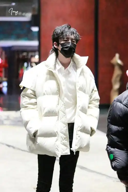 机场帅气的刘宇宁.@摩登兄弟刘宇宁#刘宇宁燕子京