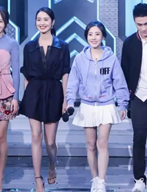 宅男女神冯提莫与杨采钰同框,惨遭吊打,网友:明星果然不一样