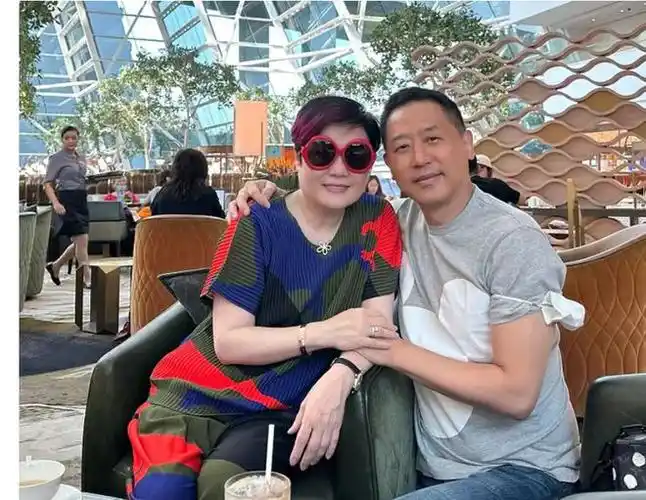 64岁唐鹤德出国旅游继承张国荣2亿遗产新加坡吃喝玩乐太惬意