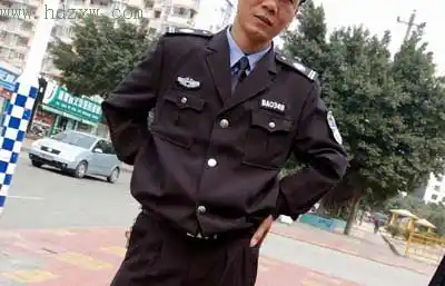 公司保安新装酷似警服 自称很帅很威风(组图)
