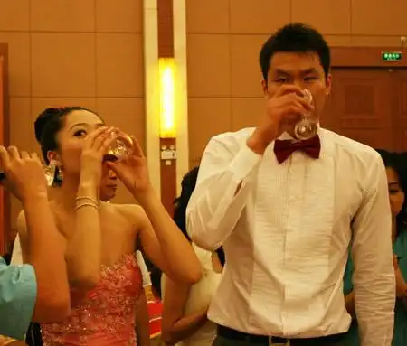 图文朱芳雨迎娶新娘朱芳雨夫妇喝酒