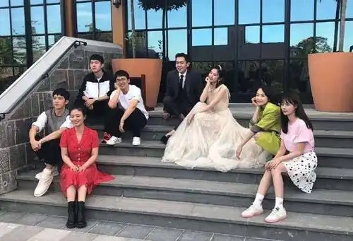 张若昀唐艺昕举行婚礼高颜值伴郎伴娘团齐亮相