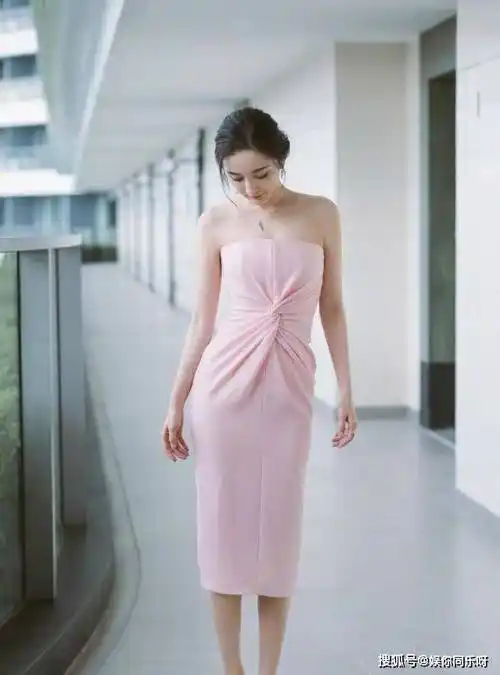 杨幂又现尤物身材,这次大胆挑战"浴巾裙",身材真好