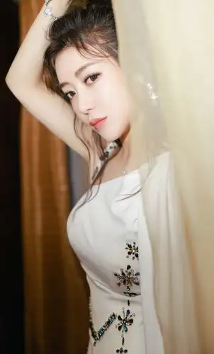 陈紫函出席发布会活动 黑裙闪耀星光熠熠