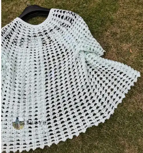 浅绿从领口往下编织女士钩针短袖外披