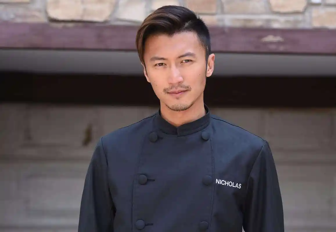 谢霆锋的《十二道锋味》第四季开播,与好友潘玮柏买海鲜做菜!