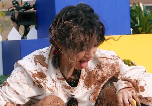 宋雨琦遭遇泥巴糊脸,用毛巾擦净后露出素颜,这才是妹妹真实长相