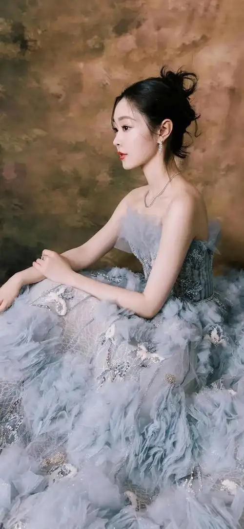 宋轶壁纸,穿的哪套礼服最好看,是雾霾蓝色,是香槟色,还是红色