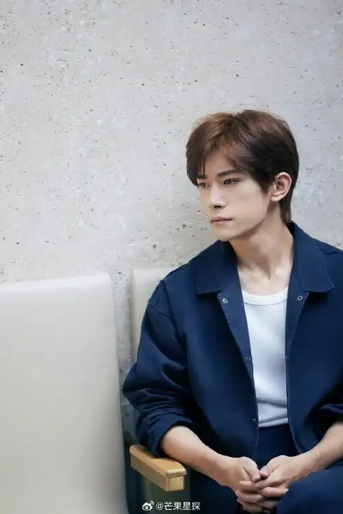 短片没有一句台词#易烊千玺新短片中的他,以牛仔外套配白t的造型亮相