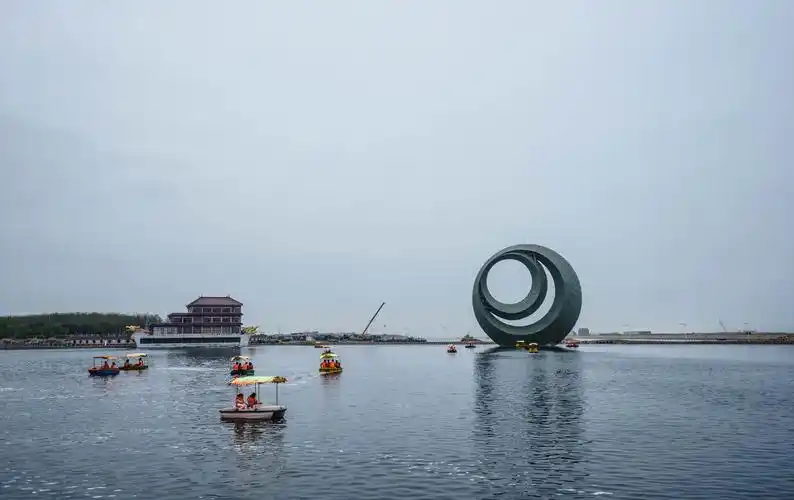 p>月亮湖公园 地处渤海之滨的 a target="_blank" href="/item/营口