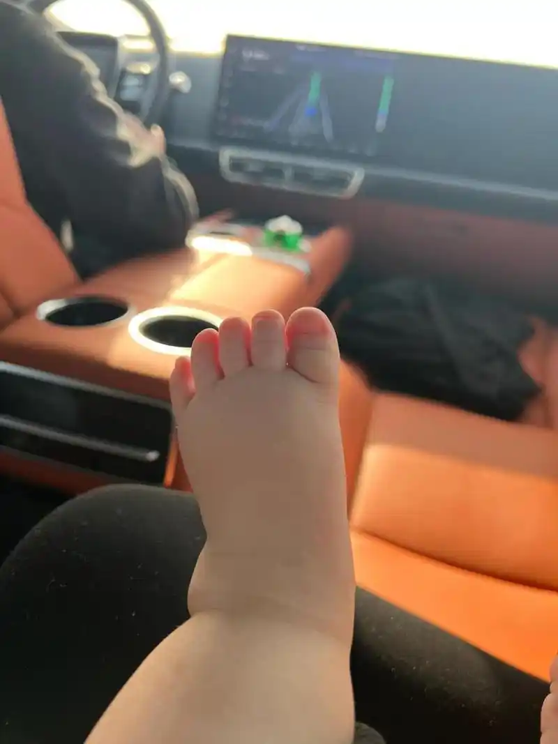 小脚丫,胖乎乎的,脚趾头一样长.可爱