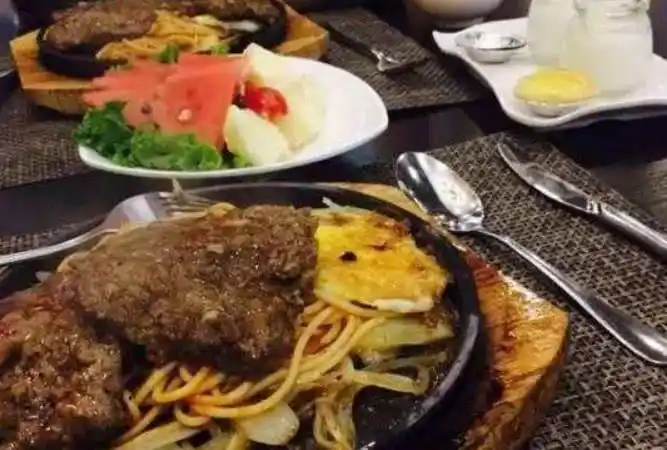 和闺蜜去吃牛排,她偏要全熟,一度冷场,老板却问:自己人?